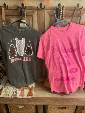 2- Women’s boutique Halloween shirts M❤️❤️❤️